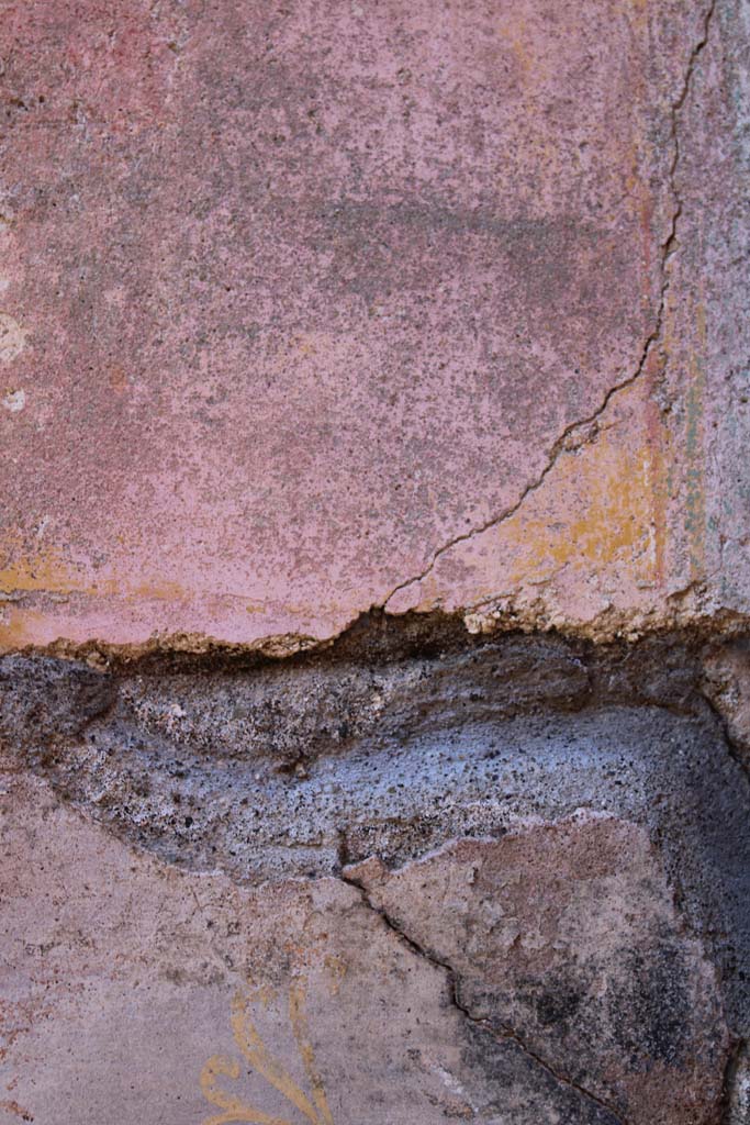 IX.5.14 Pompeii. May 2019. 
Room f, detail from north-east corner, between zoccolo and middle zone of wall.
Foto Christian Beck, ERC Grant 681269 DCOR.
