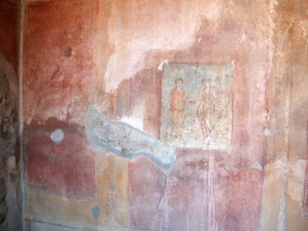 IX.5.14 Pompeii. May 2005. Cubiculum “g”, east wall, on south side of entrance doorway.

