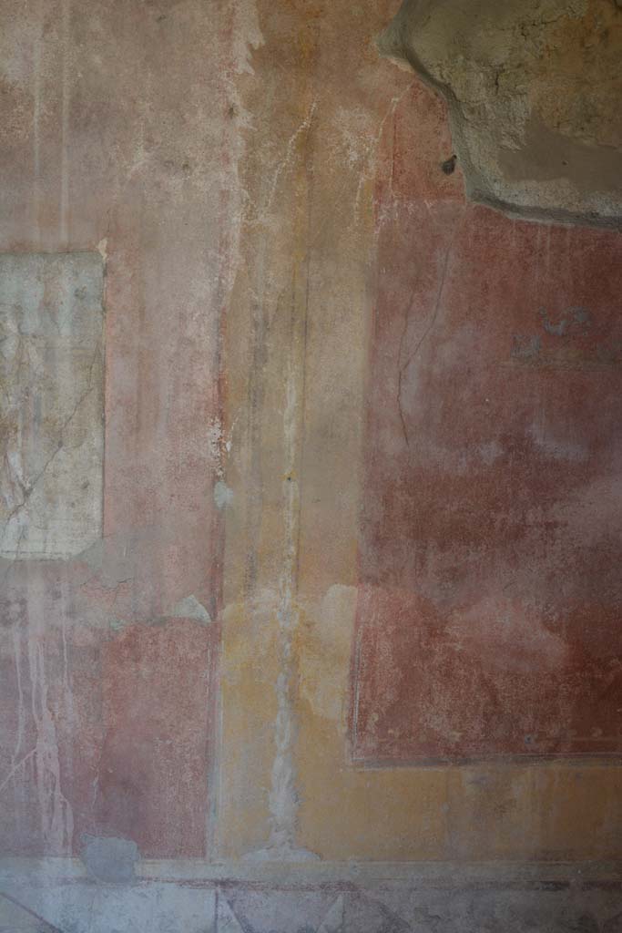 IX.5.14 Pompeii. May 2017. 
Room “g”, painted candelabra on south side of central painting on east wall. 
Foto Christian Beck, ERC Grant 681269 DÉCOR.
