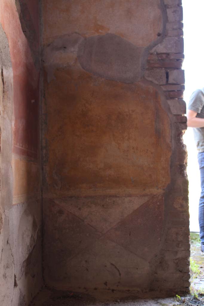 IX.5.14 Pompeii. May 2019. Cubiculum “g”, west wall in south-west corner.  
Foto Christian Beck, ERC Grant 681269 DÉCOR.
