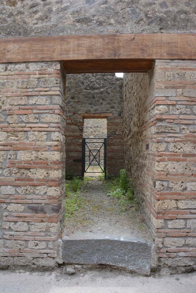 IX.5.15 Pompeii. May 2017. Looking west from entrance doorway into room “h” of IX.5.14-16.
Foto Christian Beck, ERC Grant 681269 DÉCOR.