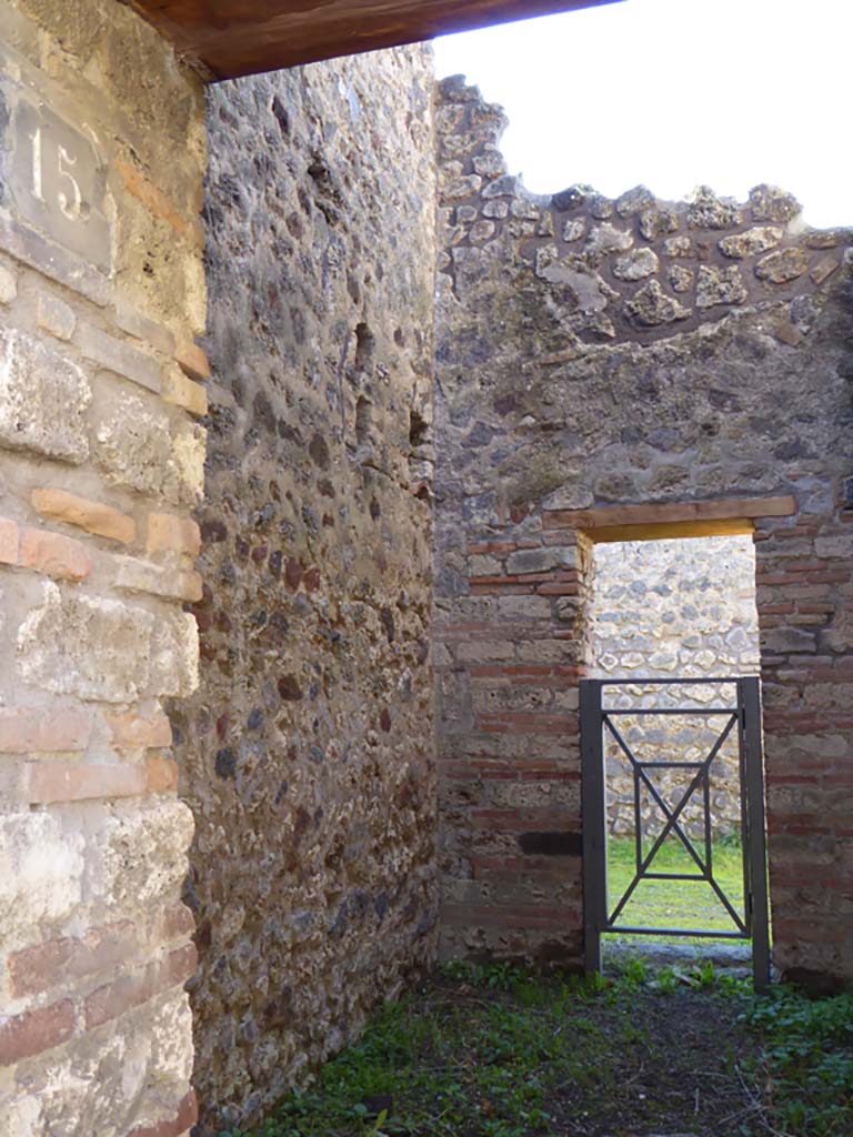IX.5.15 Pompeii. January 2017.
Looking west from entrance doorway along south wall of room “h” of IX.5.14-16.
Foto Annette Haug, ERC Grant 681269 DÉCOR