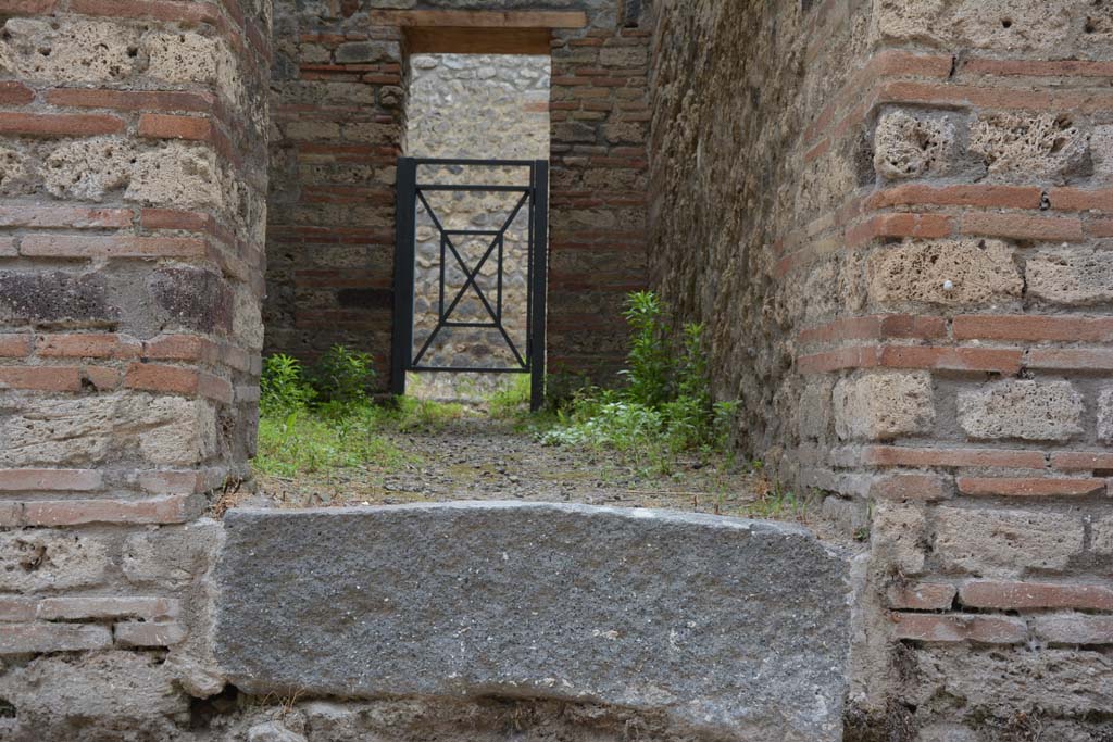 IX.5.15 Pompeii. May 2017. Looking towards threshold of doorway in room “h”.
Foto Christian Beck, ERC Grant 681269 DÉCOR.