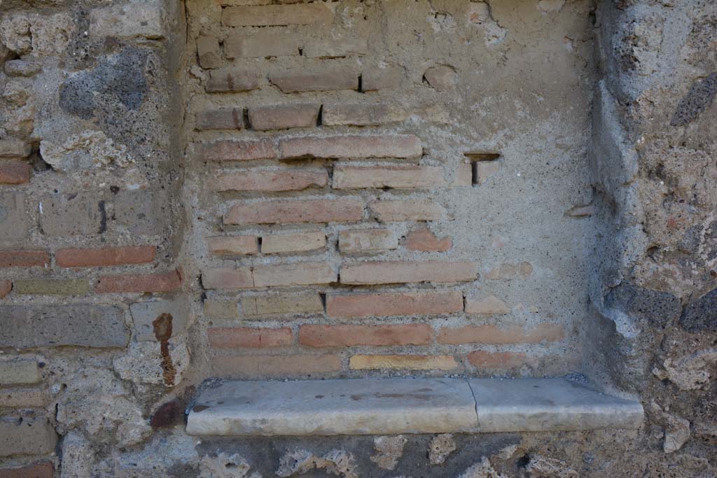 IX.5.16 Pompeii. March 2017. Room f’, detail of exterior of window in west wall of atrium, next to doorway into room f’.
Foto Christian Beck, ERC Grant 681269 DÉCOR.
