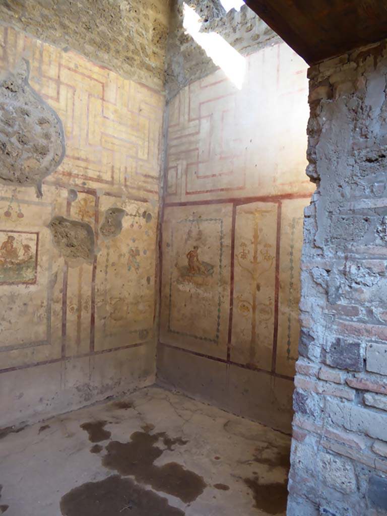 IX.5.16 Pompeii. January 2017.
Cubiculum f’, looking through doorway from atrium towards north-west corner and north wall.
Foto Annette Haug, ERC Grant 681269 DÉCOR