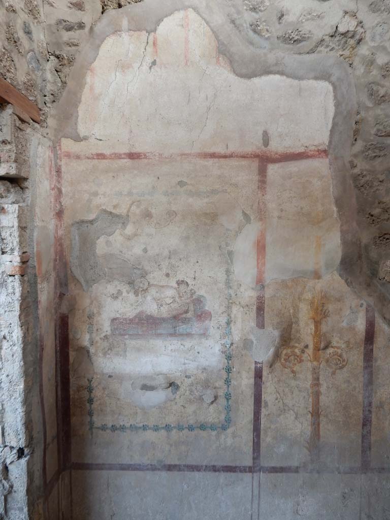 IX.5.16 Pompeii. June 2019. Room f’, south wall in south-east corner of cubiculum.
Photo courtesy of Buzz Ferebee.