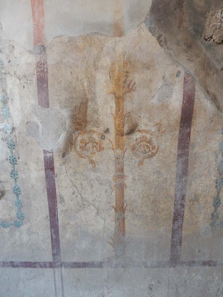 IX.5.16 Pompeii. June 2019. Room f’, detail of painted decoration on south wall.
Photo courtesy of Buzz Ferebee.