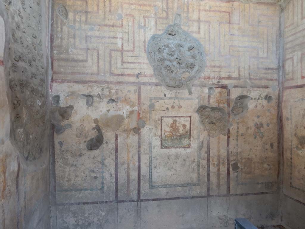IX.5.16 Pompeii. June 2019. Cubiculum f’, on west side of atrium. Looking towards west wall.
Photo courtesy of Buzz Ferebee.