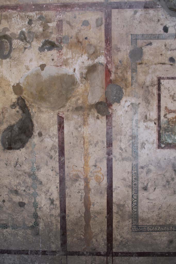IX.5.16 Pompeii. May 2019.
Room f’, painted candelabra in panel on south side of central painting.
Foto Christian Beck, ERC Grant 681269 DÉCOR.
