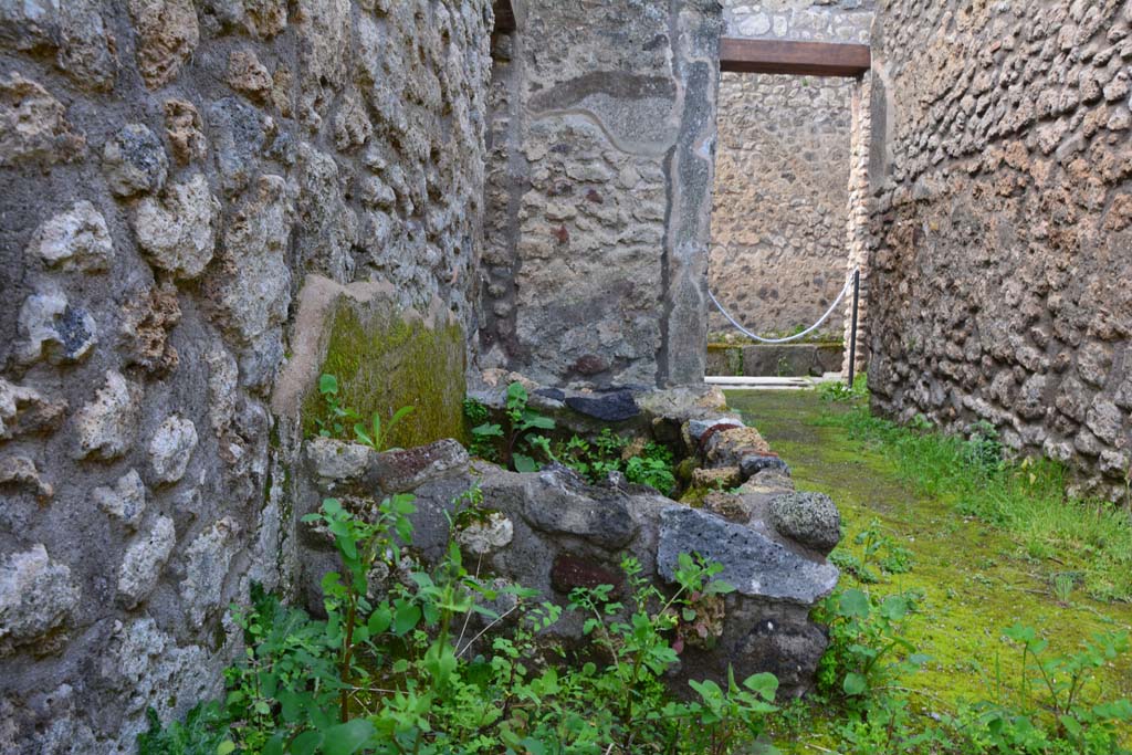 IX.5.18 Pompeii. March 2017. Corridor “q”, looking west towards tub/basin against south wall.
Foto Christian Beck, ERC Grant 681269 DÉCOR.


