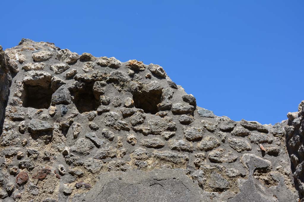 IX.5.18 Pompeii. May 2017. Room t, detail from upper east wall.
Foto Christian Beck, ERC Grant 681269 DÉCOR.
