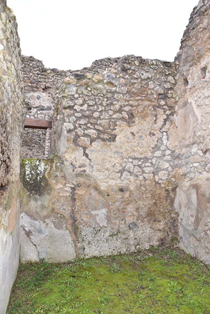 IX.5.18 Pompeii. March 2018.  Room “s”, west wall with small window into corridor “q”.
Foto Annette Haug, ERC Grant 681269 DÉCOR.
