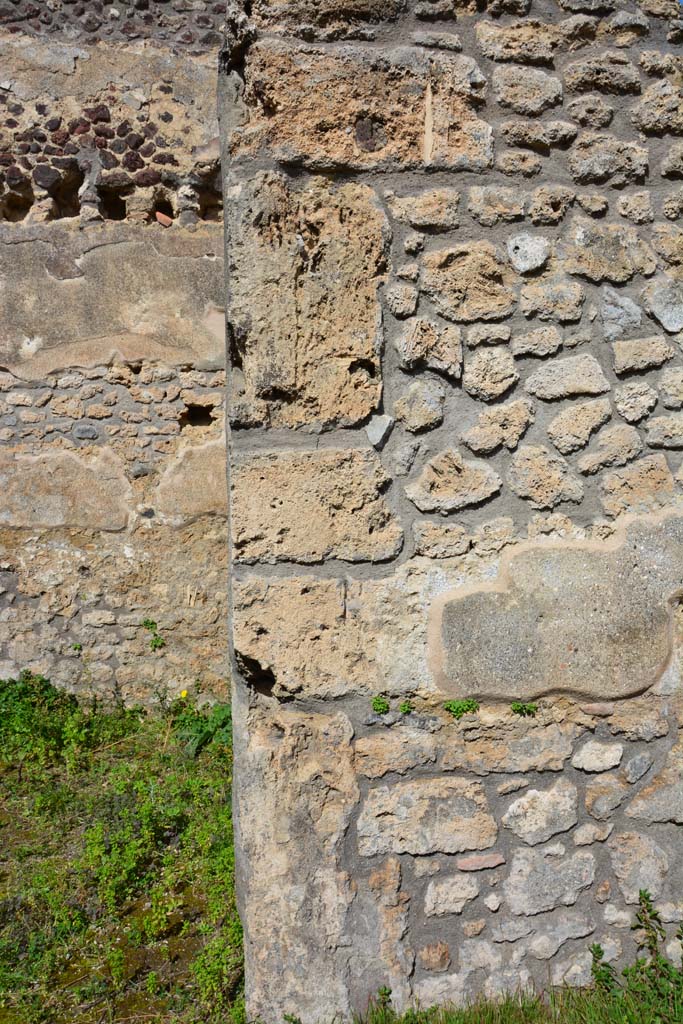 IX.5.18 Pompeii. March 2017. 
Room r, looking north towards wall in corridor q, on east side of wide doorway.
Foto Christian Beck, ERC Grant 681269 DÉCOR.
