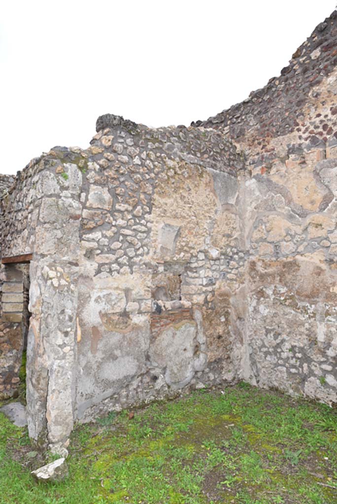 IX.5.18 Pompeii. March 2018.  Room “r”, looking towards west wall from corridor “q”.
Foto Annette Haug, ERC Grant 681269 DÉCOR.

