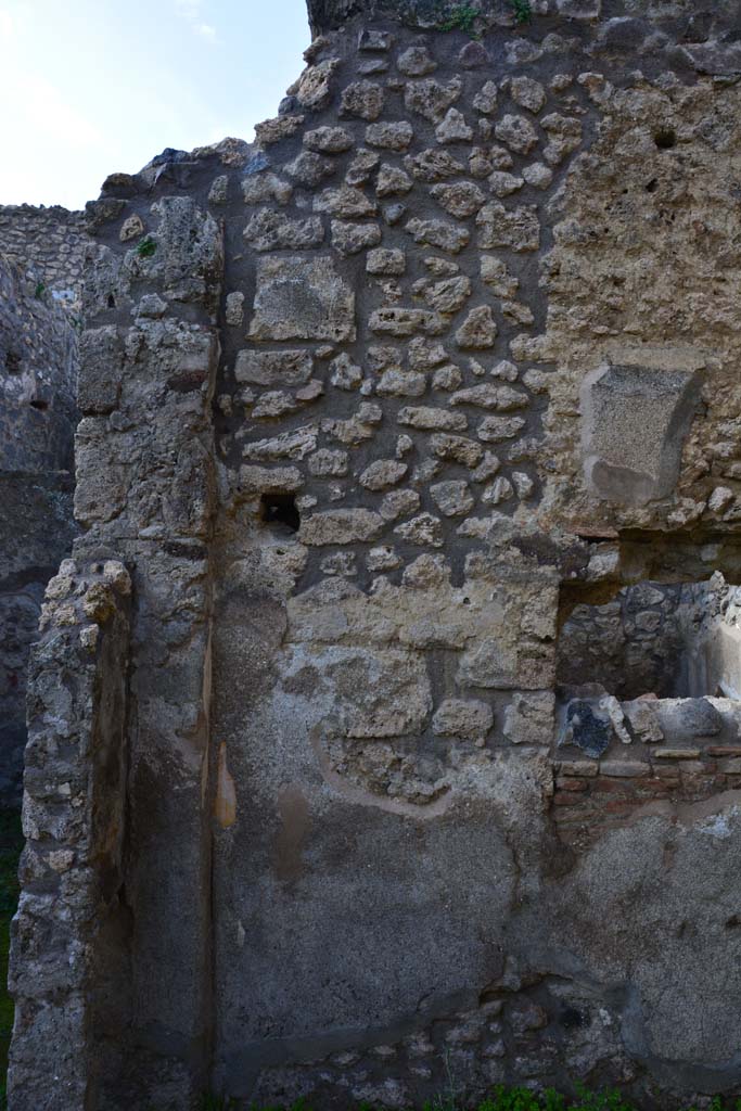 IX.5.18 Pompeii. March 2017. Room r, west wall at south end.
Foto Christian Beck, ERC Grant 681269 DÉCOR.
