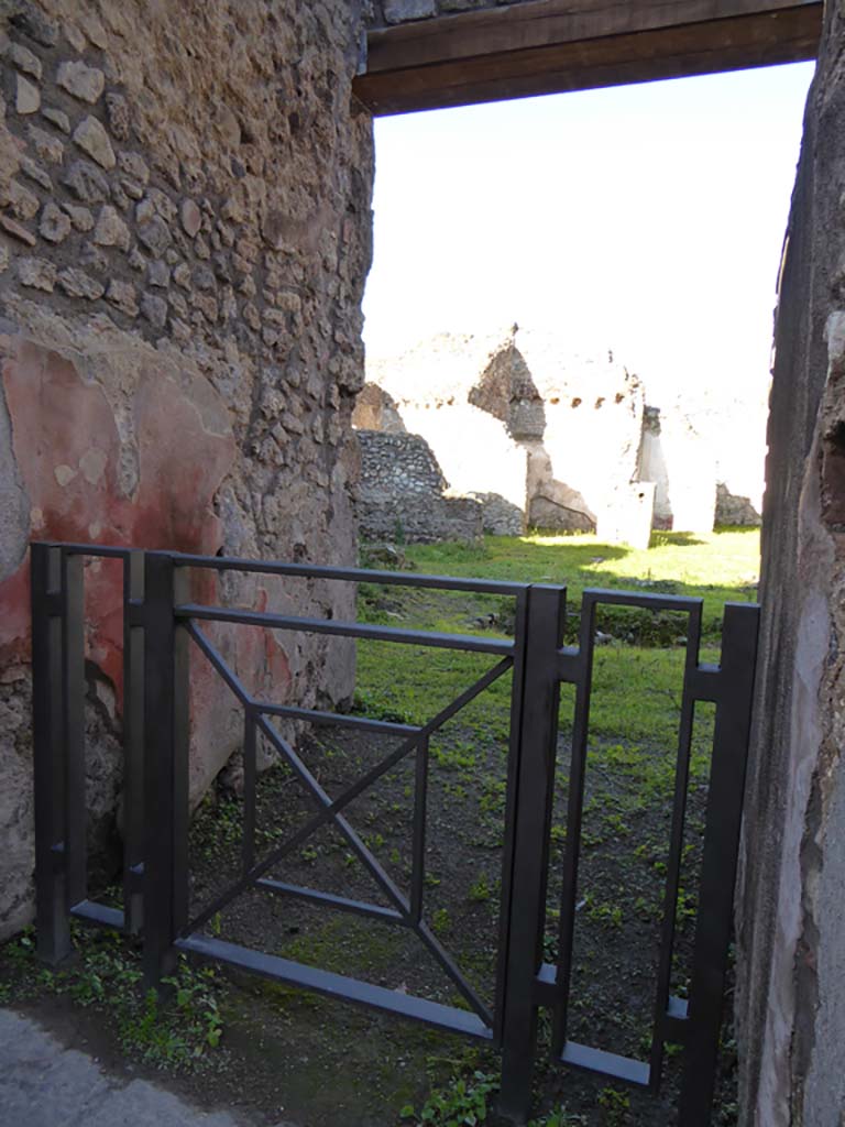 IX.5.18 Pompeii. January 2017. 
Room “a”, entrance doorway looking towards west wall of fauces/entrance corridor.
Foto Annette Haug, ERC Grant 681269 DÉCOR.
