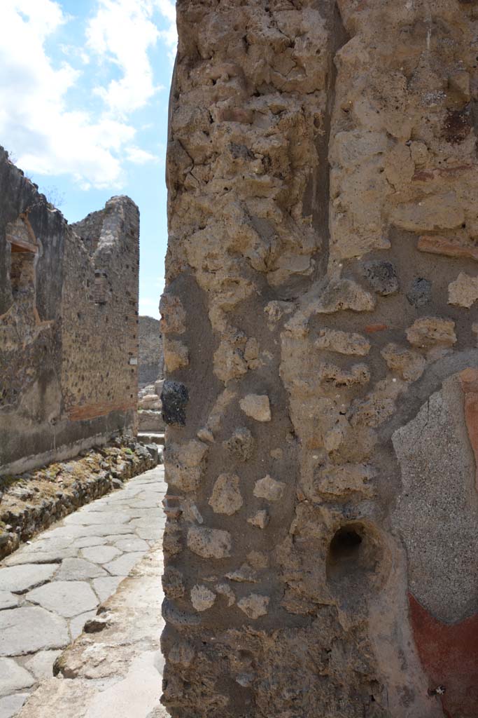 IX.5.18 Pompeii. May 2017. Room a, right side of entrance doorway.
Foto Christian Beck, ERC Grant 681269 DÉCOR.

