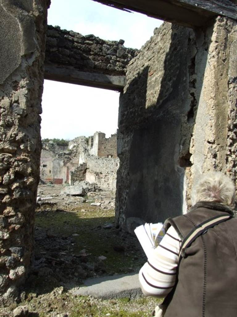 IX.5.18 Pompeii. March 2009. Room a, entrance doorway with east wall of fauces. According to Cooley, found beside the doorway was the graffito CIL IV 5112.  She translates it as –
Learn: while I am alive, you, hateful death, are coming. 
See Cooley, A. and M.G.L., 2004. Pompeii : A Sourcebook. London : Routledge. (p.78)
According to Epigraphik-Datenbank Clauss/Slaby (See www.manfredclauss.de), it read as –
Discite dum vivo mors
inimica venis      [CIL IV 5112]
