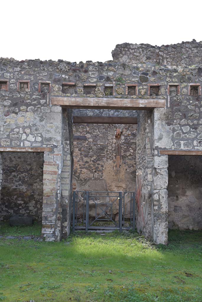 IX.5.18 Pompeii. March 2018. Room “a”, entrance corridor, looking south from atrium.
Foto Annette Haug, ERC Grant 681269 DÉCOR.
