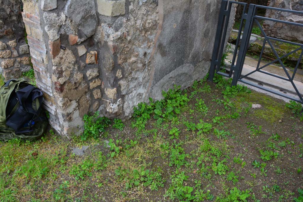 IX.5.18 Pompeii. March 2017. Room a, lower east wall of entrance corridor.
Foto Christian Beck, ERC Grant 681269 DÉCOR.

