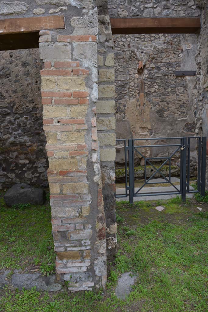 IX.5.18 Pompeii. March 2018. 
Room “a”, detail of pilaster from north end of east side of entrance corridor, looking south from atrium.
Foto Annette Haug, ERC Grant 681269 DÉCOR.



