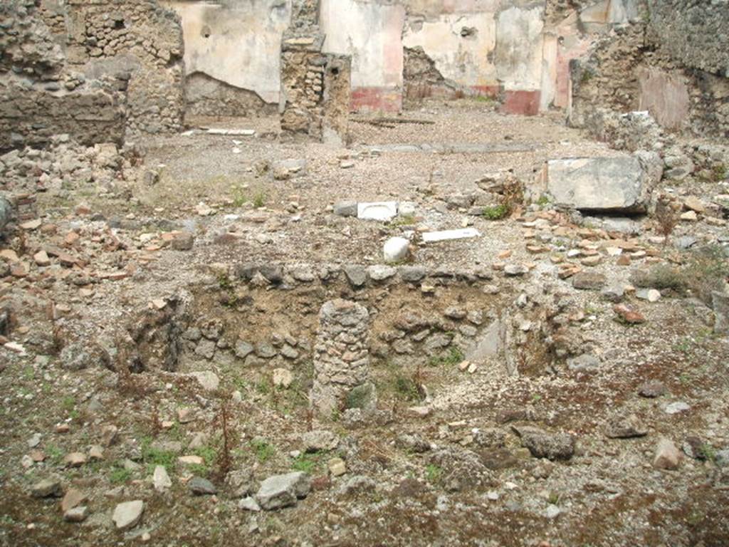 IX.5.18 Pompeii. May 2005. Atrium, room “b”, rectangular pool.