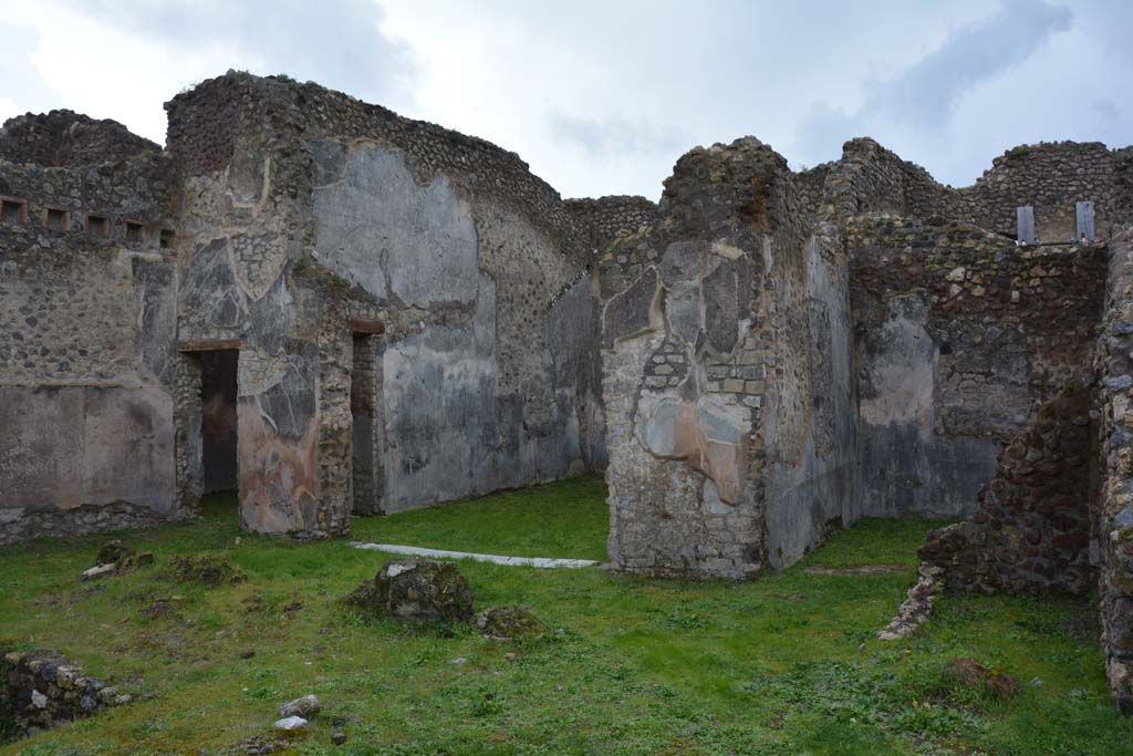 IX.5.18 Pompeii. March 2018. Atrium “b”, Looking south-west across north-west corner of pool towards triclinium “f”, in centre.
Foto Annette Haug, ERC Grant 681269 DÉCOR.
