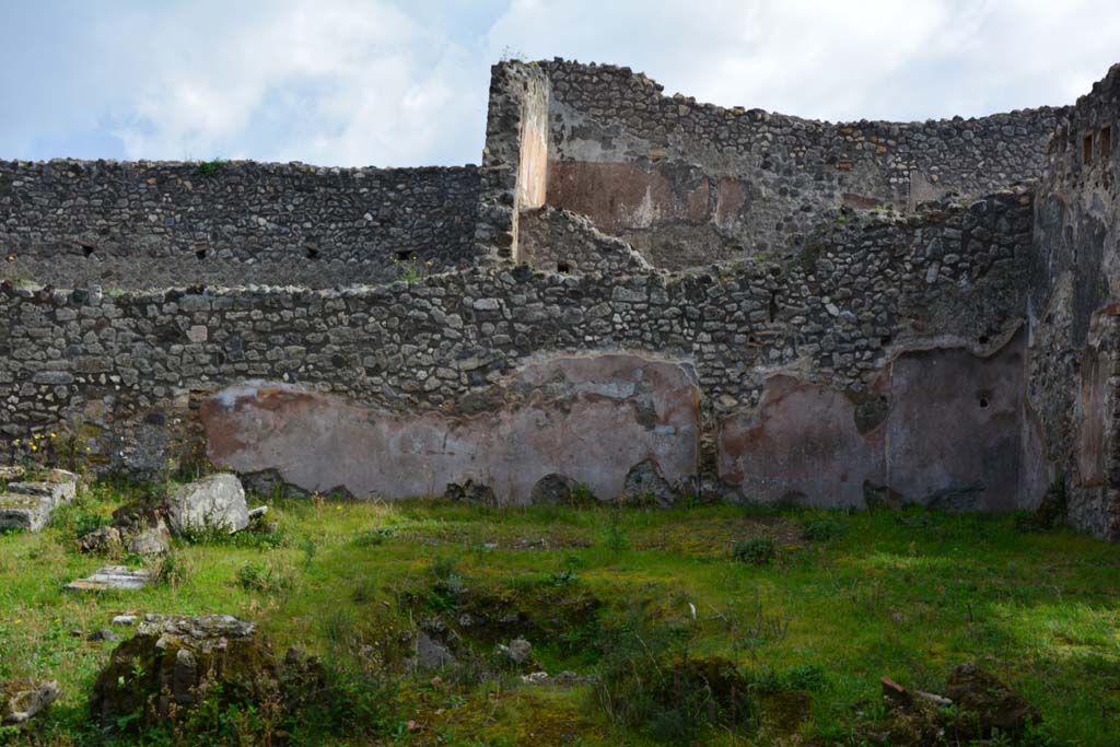 IX.5.18 Pompeii. March 2017. Room b, looking east across pool in atrium/courtyard garden area.
The east portico would have been supported by brick columns.
The pillar covered with white stucco can be seen on the left in this photo.
Foto Christian Beck, ERC Grant 681269 DÉCOR.
