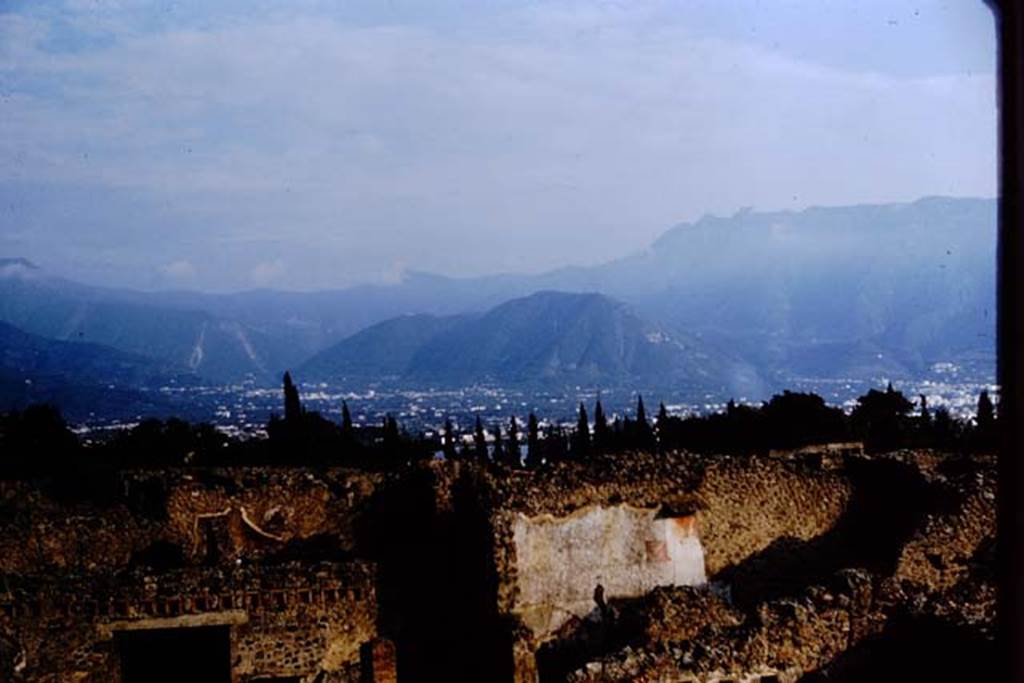 IX.5.18 Pompeii. 1964. Looking south. The doorway from the atrium of IX.5.18 can be seen on the lower left, and upper walls of rooms in south-west corner, on the right. Photo by Stanley A. Jashemski.
Source: The Wilhelmina and Stanley A. Jashemski archive in the University of Maryland Library, Special Collections (See collection page) and made available under the Creative Commons Attribution-Non Commercial License v.4. See Licence and use details.
J64f1258
