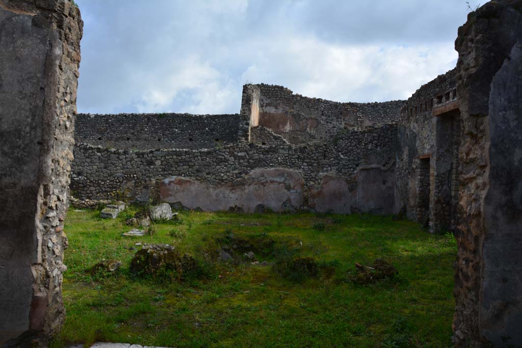 IX.5.18 Pompeii. March 2017. Room b, east side, looking across atrium/garden area from triclinium f.
Foto Christian Beck, ERC Grant 681269 DÉCOR.

