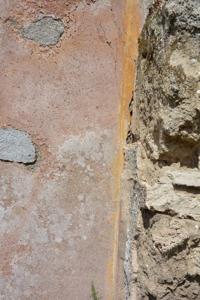 IX.5.18 Pompeii. May 2017. Room b, east wall of atrium/garden in south-east corner.
Foto Christian Beck, ERC Grant 681269 DÉCOR.
