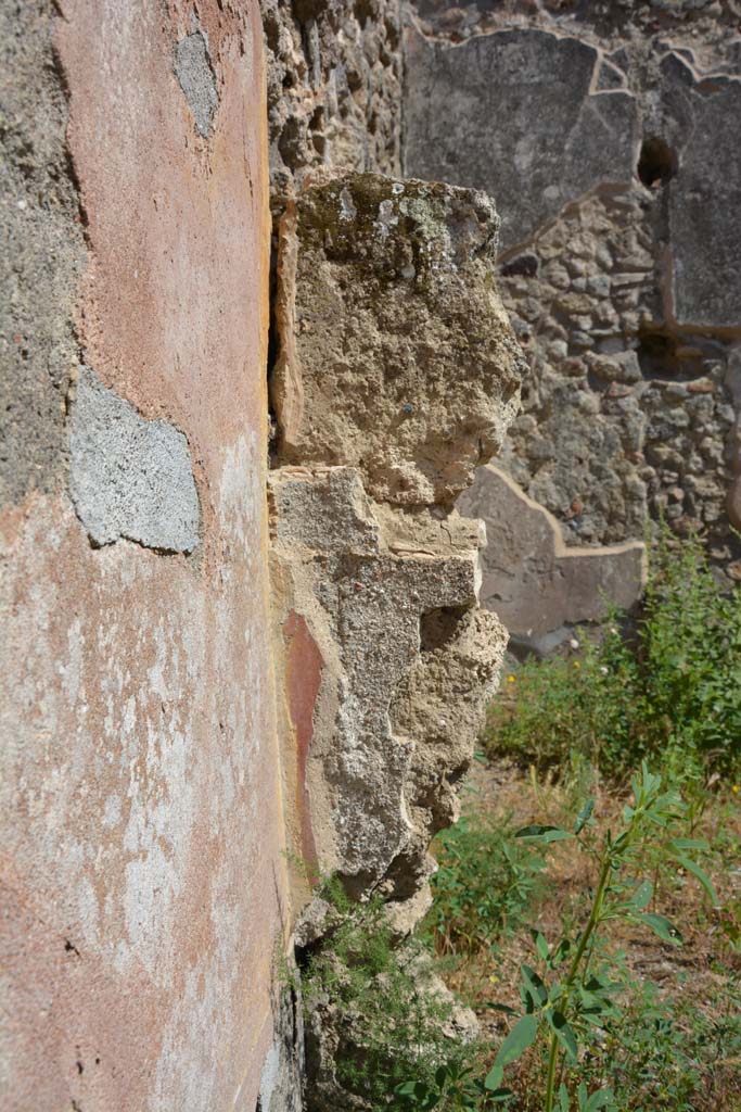 IX.5.18 Pompeii. May 2017. 
Room b, south-east corner, looking south towards remains of wall of room i.
Foto Christian Beck, ERC Grant 681269 DÉCOR.
