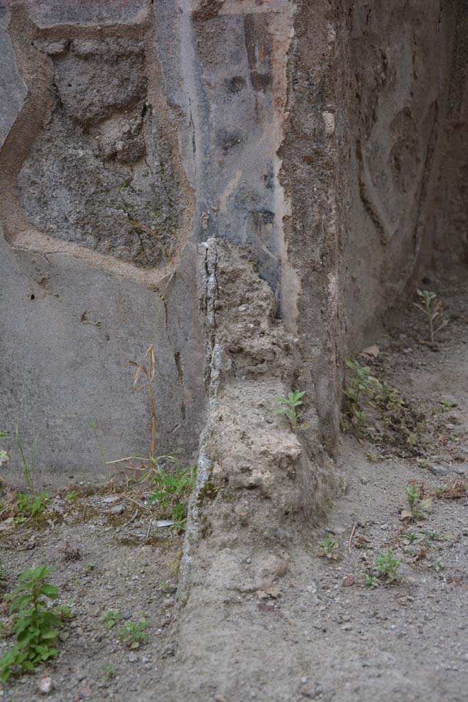 IX.5.18 Pompeii. May 2017. 
Room c, looking east towards small remaining wall forming a north wall in room c.
Foto Christian Beck, ERC Grant 681269 DÉCOR.

