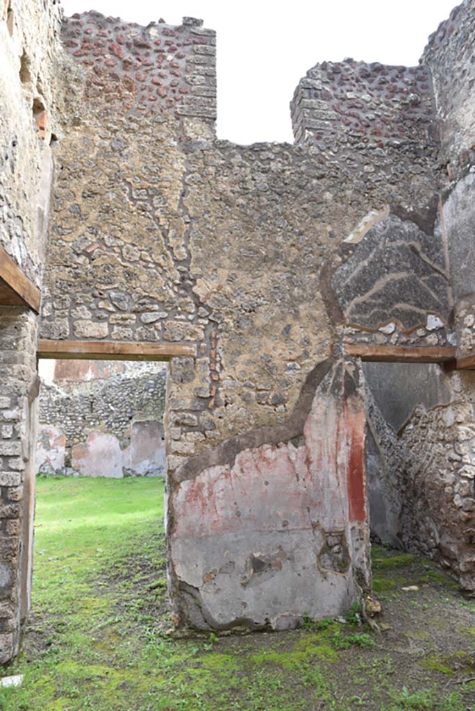 IX.5.18 Pompeii. March 2018. Room “d”, looking towards east wall.
Foto Annette Haug, ERC Grant 681269 DÉCOR.
