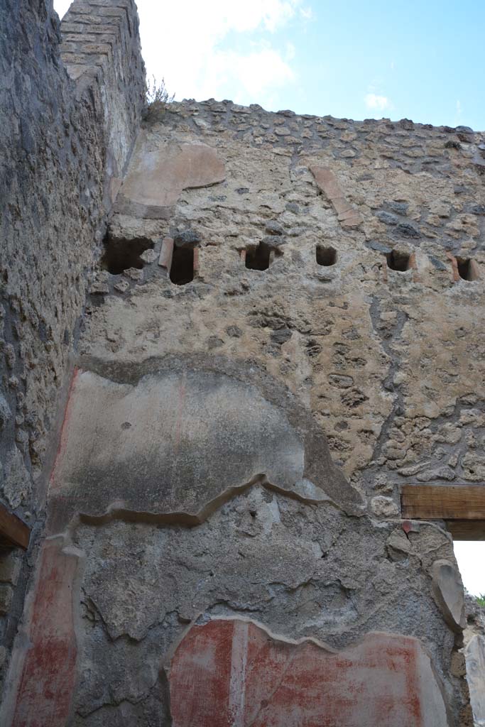 IX.5.18 Pompeii. May 2017. Room d, upper north wall in north-west corner.
Foto Christian Beck, ERC Grant 681269 DÉCOR.
