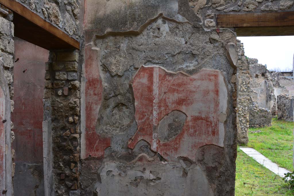 IX.5.18 Pompeii. March 2017. 
Room d, north-west corner with doorway to room e, on left, and north wall with doorway into triclinium f, on right.
Foto Christian Beck, ERC Grant 681269 DÉCOR.
