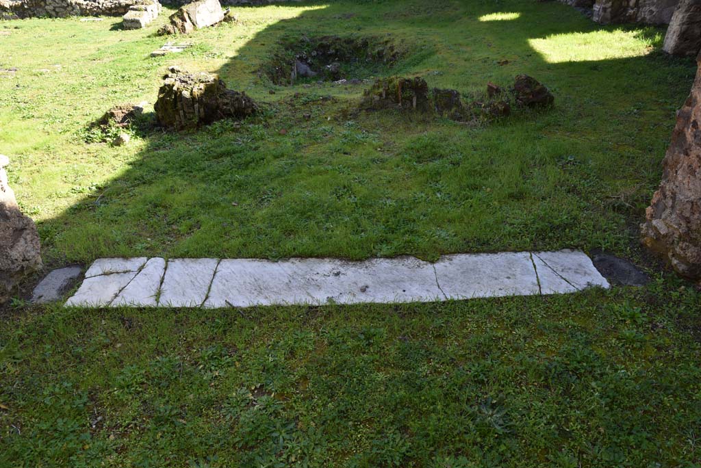 IX.5.18 Pompeii. March 2018. Triclinium “f”, looking east across threshold towards atrium “b”. 
Foto Annette Haug, ERC Grant 681269 DÉCOR.
