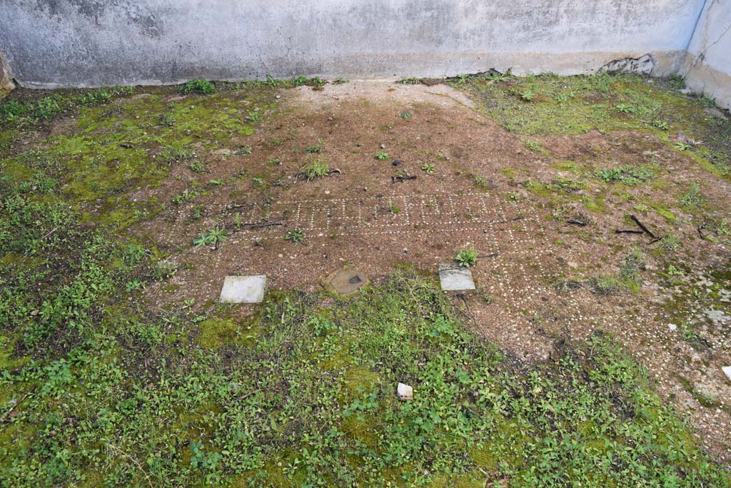 IX.5.18 Pompeii. March 2018. Triclinium “f”, looking west across flooring.  
Foto Annette Haug, ERC Grant 681269 DÉCOR.
