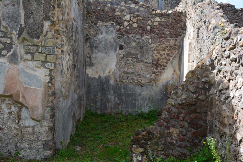 IX.5.18 Pompeii. March 2017. Room “g”, looking west into room from room “z”, in atrium “b”.
Foto Christian Beck, ERC Grant 681269 DÉCOR.

