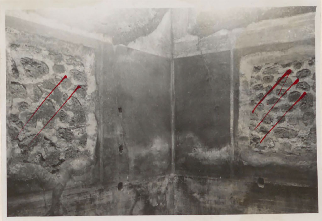 IX.5.18 Pompeii. Pre-1942. Room “g”, looking towards west and north walls.
On the left would have been the painting of Europa on the Bull.
On the right would have been the painting of Hercules, Deianira and Nessus
See Warscher, T. 1942. Catalogo illustrato degli affreschi del Museo Nazionale di Napoli. Sala LXXIX. Vol.1. Rome, Swedish Institute.
