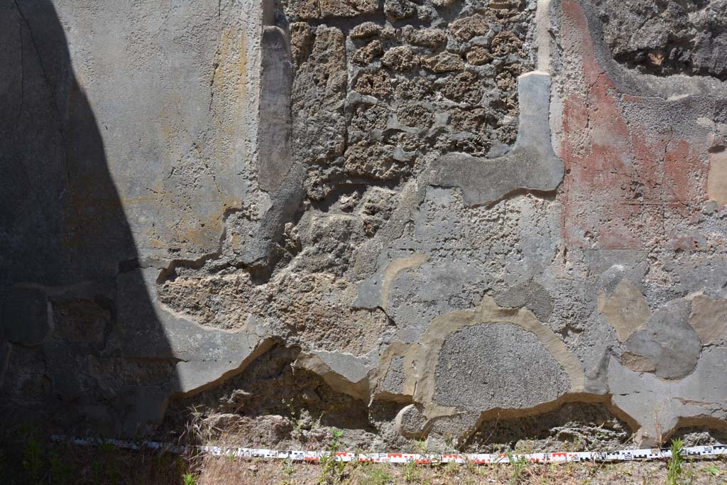 IX.5.18 Pompeii. May 2017. Room “g”, lower north wall below central painting.
Foto Christian Beck, ERC Grant 681269 DÉCOR.
