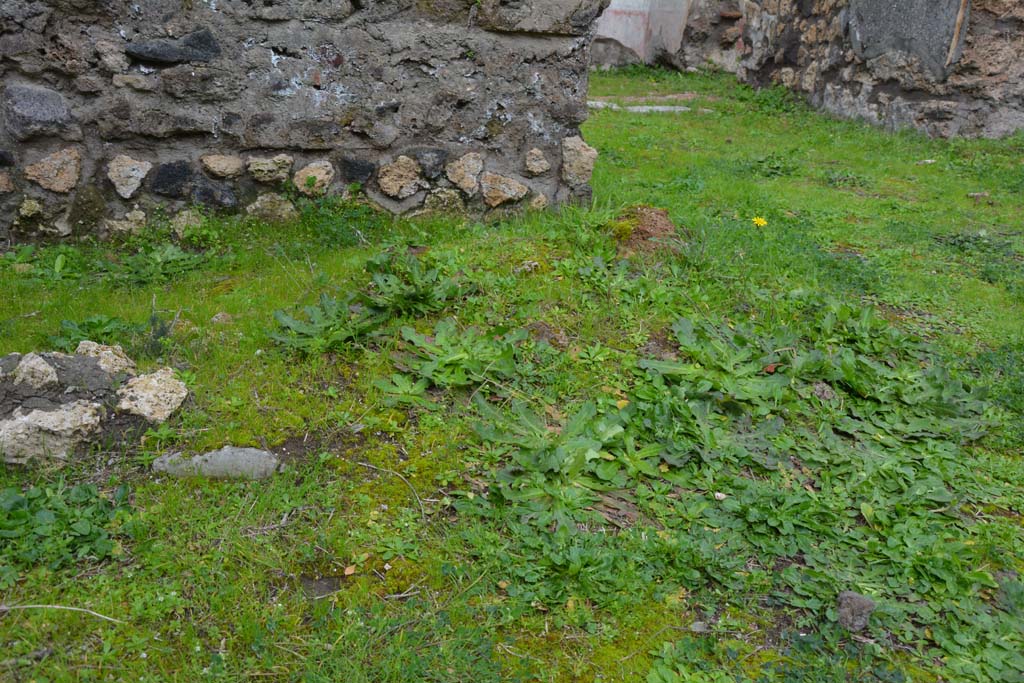 IX.5.18 Pompeii. March 2018.  Room “z”, looking north at east end of front (south) wall with remaining stucco at ground level.
Foto Annette Haug, ERC Grant 681269 DÉCOR.
