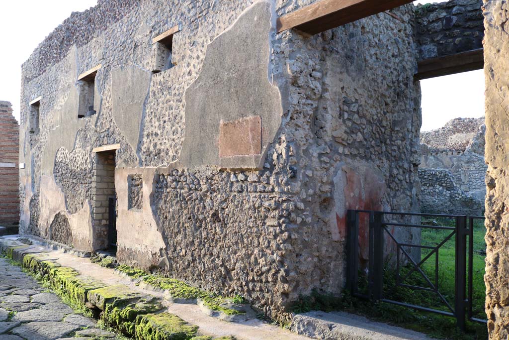 IX.5.19 Pompeii, on left, and IX.5.18, on right. December 2018. Entrance doorways. Photo courtesy of Aude Durand.