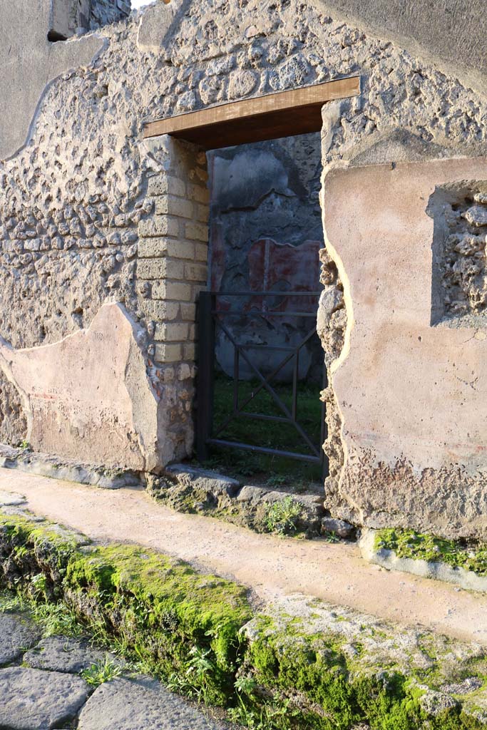 IX.5.19, Pompeii. December 2018.
Looking north to entrance doorway. Photo courtesy of Aude Durand.