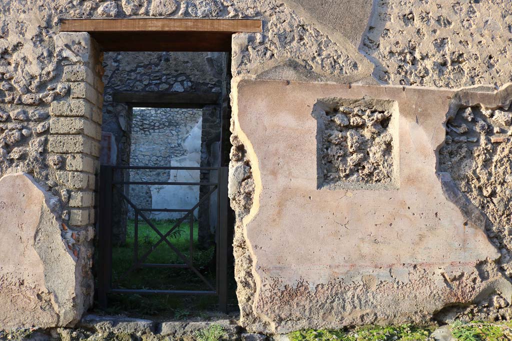 IX.5.19, Pompeii. December 2018.
Looking north to entrance doorway, and front façade with remaining stucco. Photo courtesy of Aude Durand.