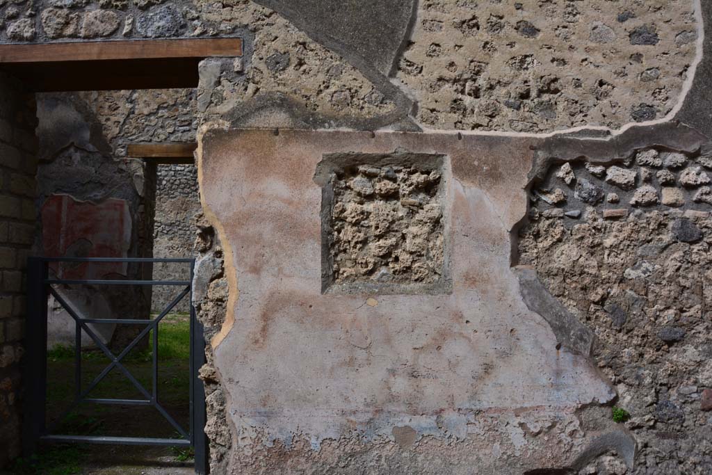 IX.5.19 Pompeii. March 2017. Looking north to exterior façade on east side of entrance doorway.
Foto Christian Beck, ERC Grant 681269 DÉCOR.