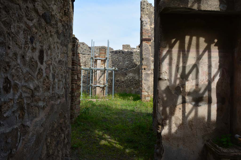 IX.5.22 Pompeii. March 2017. Looking east from entrance doorway, across room ‘w’ towards south side of peristyle ‘p’.
Foto Christian Beck, ERC Grant 681269 DÉCOR.