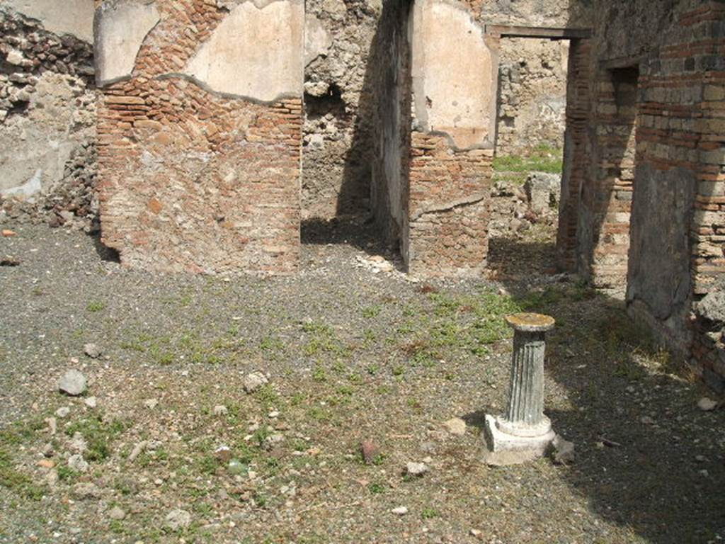 IX.6.3 Pompeii. May 2005.
Looking north across atrium and site of impluvium to doorways to three small rooms, “b”, “c”, and “d”.
The edge of the impluvium was made of opus signinum of crushed brick, and ornamented with irregular pieces of marble and black and white stones arranged in rows.
Instead the bottom of the impluvium was formed of black and white mosaic, without a recognisable design.
The circular marble table with a grooved foot was found behind it.