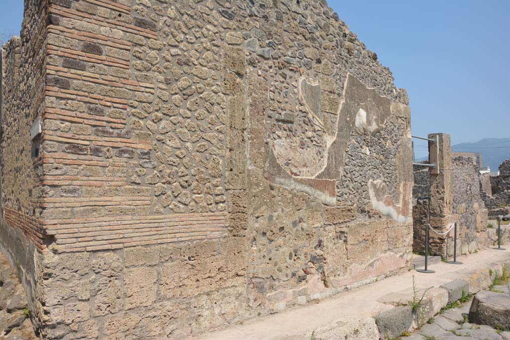 IX.6.5 Pompeii. July 2017. Looking east on Vicolo di Tesmo towards front façade on north side of entrance doorway.
Foto Annette Haug, ERC Grant 681269 DÉCOR.
