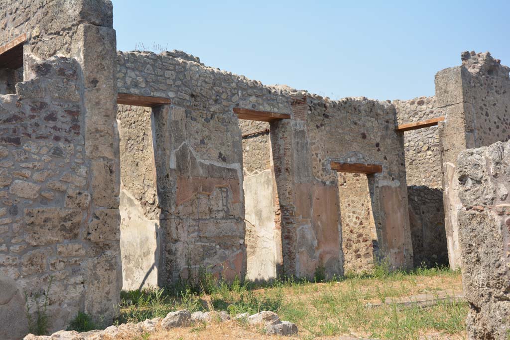 IX.6.5 Pompeii. July 2017. Looking across atrium and east along north side of atrium.
Foto Annette Haug, ERC Grant 681269 DÉCOR.

